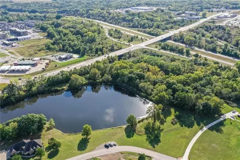 72 Nd St, Parkville, MO 64152