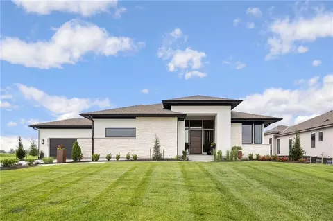 4610 W 136th St, Leawood, KS 66224