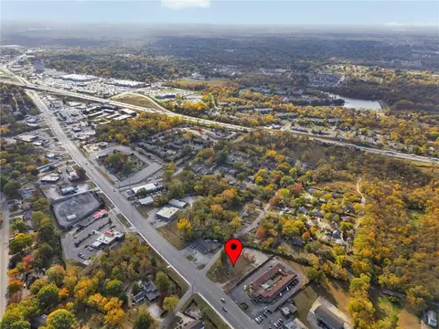 10305 E Us 40 Hwy, Independence, MO 64055