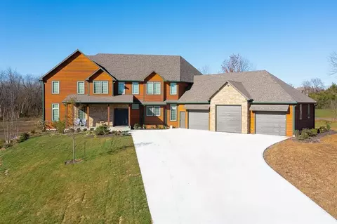 20473 199th St, Tonganoxie, KS 66086