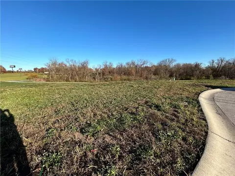 708 NE Pavilion Dr, Blue Springs, MO 64029