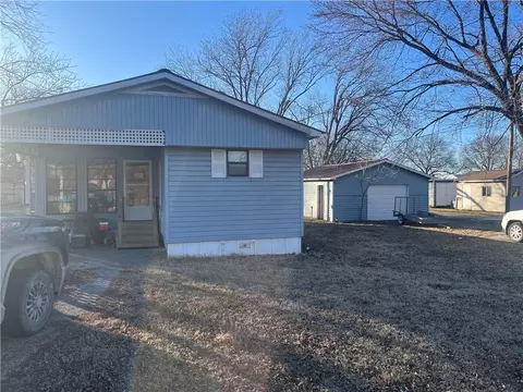 202 W Perry St, Arma, KS 66712 photo 2