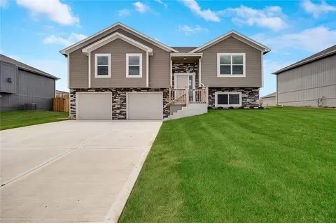 508 Foxglove Ln, Raymore, MO 64083