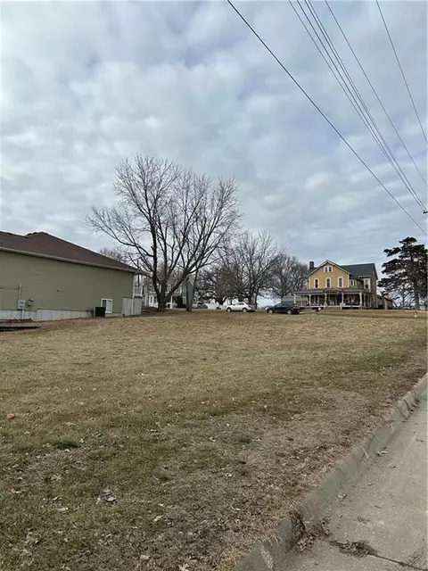 524 E 4th St, Maryville, MO 64468