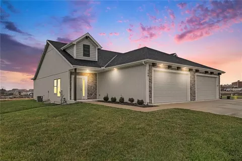 709 Ridge Dr, Smithville, MO 64089