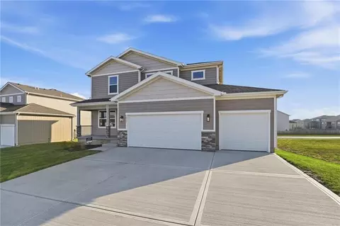 1917 SW Hightown Dr, Lees Summit, MO 64082