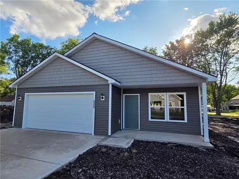542 N Lexington St, Adrian, MO 64720