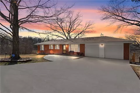 904 E Golf Hill Dr, Excelsior Springs, MO 64024