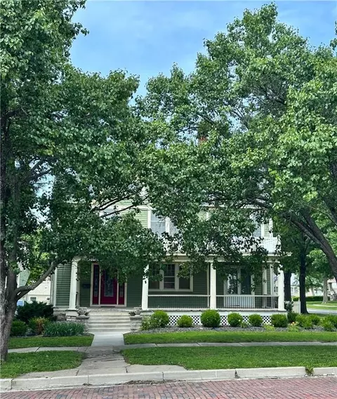 510 E Chippewa St, Paola, KS 66071