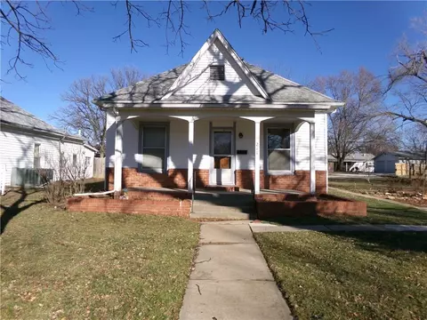 211 S Elm St, Iola, KS 66749