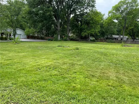 10036 Mission Rd, Overland Park, KS 66207