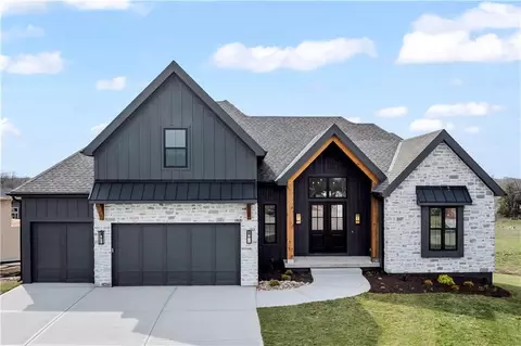 1812 NE Lashbrook Cir, Lees Summit, MO 64086
