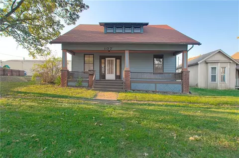 107 W Shawnee St, Paola, KS 66071