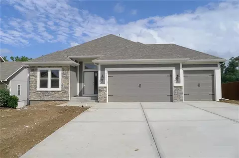 11440 N Auburndale Cir, Kansas City, MO 64157