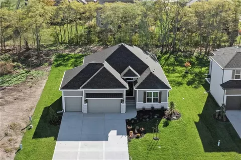 2624 NE Woodland Oak Dr, Lees Summit, MO 64086