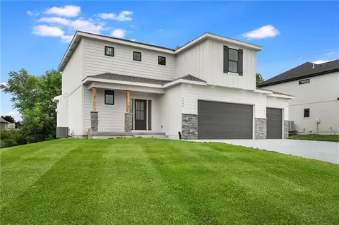 3904 SW Flintrock Dr, Lees Summit, MO 64082