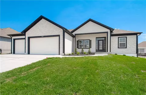 2211 Prairie Creek Dr, Kearney, MO 64060