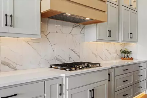 Kitchen - 605 Hampstead Dr, Raymore, MO 64083 photo 6 of 10