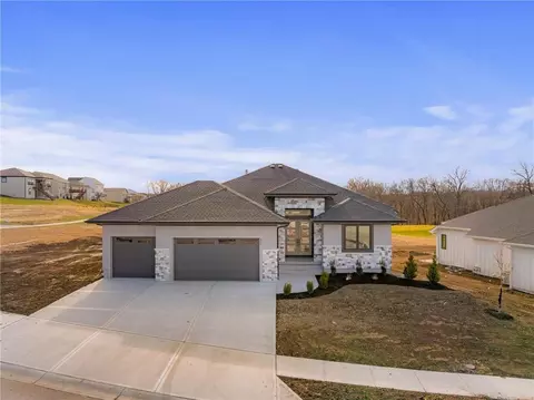 Exterior - 605 Hampstead Dr, Raymore, MO 64083 photo 5 of 7