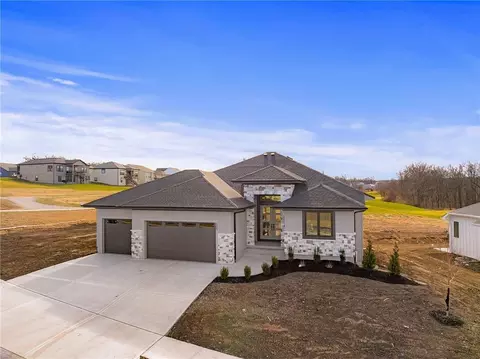 Exterior - 605 Hampstead Dr, Raymore, MO 64083 photo 6 of 7