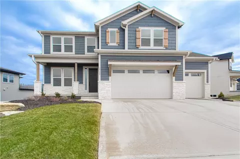 17157 S Laurelwood St, Olathe, KS 66062