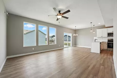 12512 S Parkwood Ln, Lees Summit, MO 64086