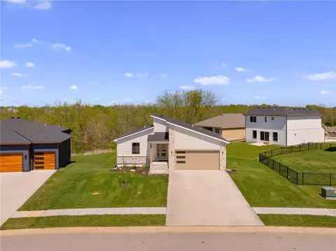 704 SE 21st St, Oak Grove, MO 64075
