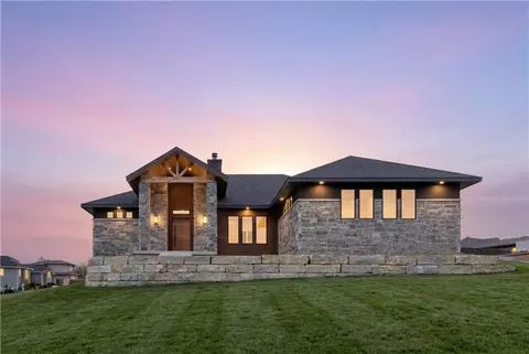 9410 Deer Run St, Lenexa, KS 66220