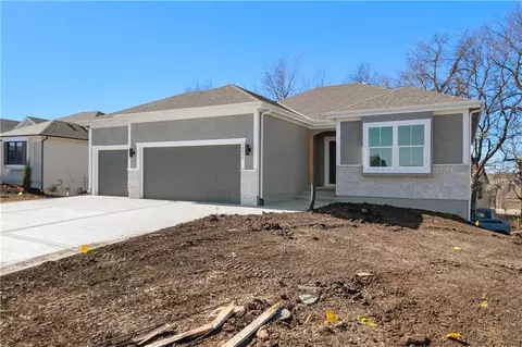25278 W 149th Ter, Olathe, KS 66061
