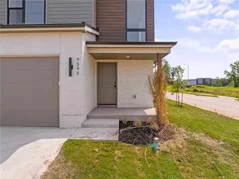 Exterior - 9595 Jupiter St, Lenexa, KS 66219 photo 3 of 7