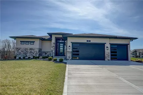 579 S Shore Dr, Lake Winnebago, MO 64034
