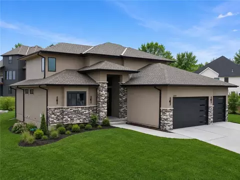 2531 NE Woodland Oak Cir, Lees Summit, MO 64086