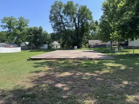 219 Pottawatomie St, Leavenworth, KS 66048