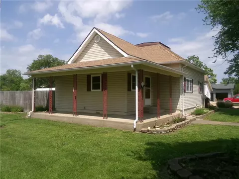 304 E Sixth St, La Harpe, KS 66751