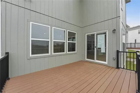 Exterior - 706 Glenn Cir, Raymore, MO 64083 photo 5 of 12
