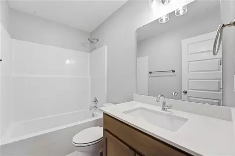 Bath - 706 Glenn Cir, Raymore, MO 64083 photo 2 of 4