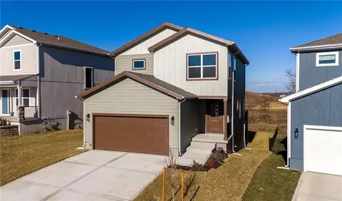 Exterior - 706 Glenn Cir, Raymore, MO 64083 photo 9 of 12