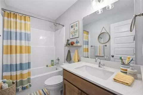 Bath - 706 Glenn Cir, Raymore, MO 64083 photo 1 of 4
