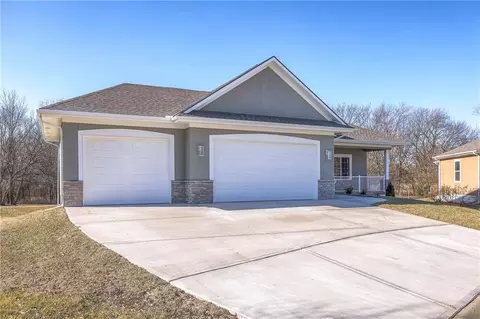 11207 Trevor Dr, Peculiar, MO 64078