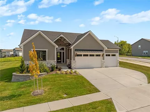 Exterior - 1401 Kintyre Ct, Raymore, MO 64083 photo 11 of 17