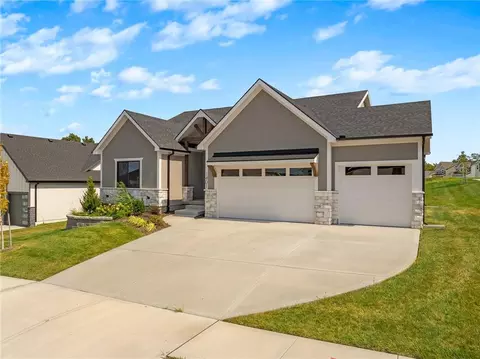 Exterior - 1401 Kintyre Ct, Raymore, MO 64083 photo 10 of 17