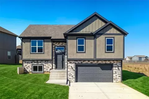 18408 Rock Creek Dr, Smithville, MO 64089