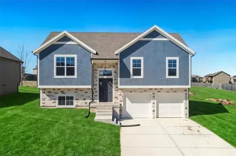 18410 Rock Creek Dr, Smithville, MO 64089