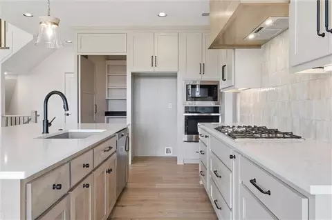 Kitchen - 22017 W 99th Ter, Lenexa, KS 66220 photo 4 of 4