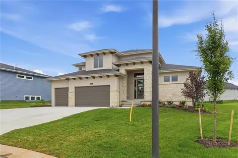 Exterior - 22017 W 99th Ter, Lenexa, KS 66220 photo 7 of 10
