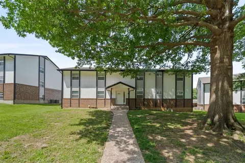 1000 Twin Oaks Ter, Harrisonville, MO 64701