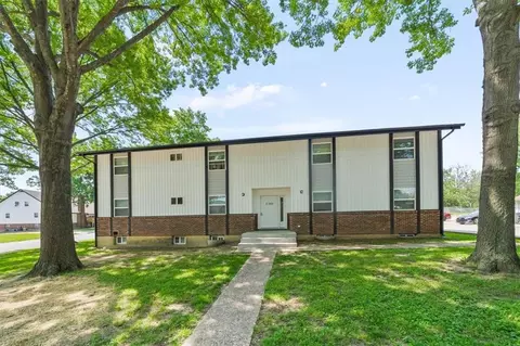 2201 Twin Oaks Dr, Harrisonville, MO 64701