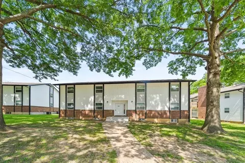 902 Twin Oaks Ter, Harrisonville, MO 64701