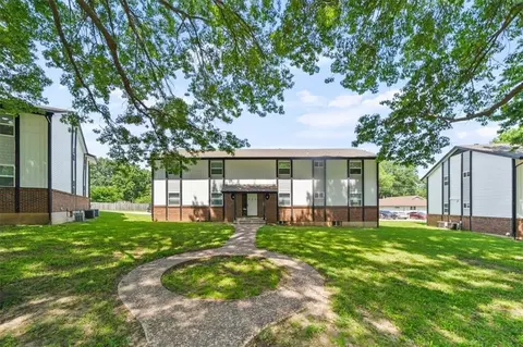 904 Twin Oaks Ter, Harrisonville, MO 64701