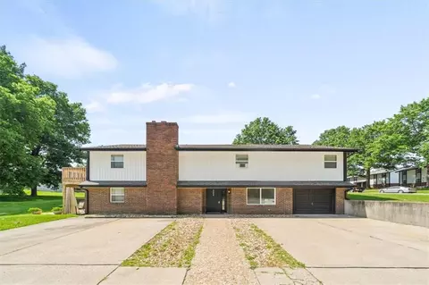 2203 Twin Oaks Dr, Harrisonville, MO 64701